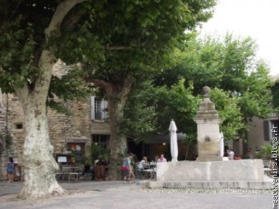 Une fontaine et platane, typique de chaque village